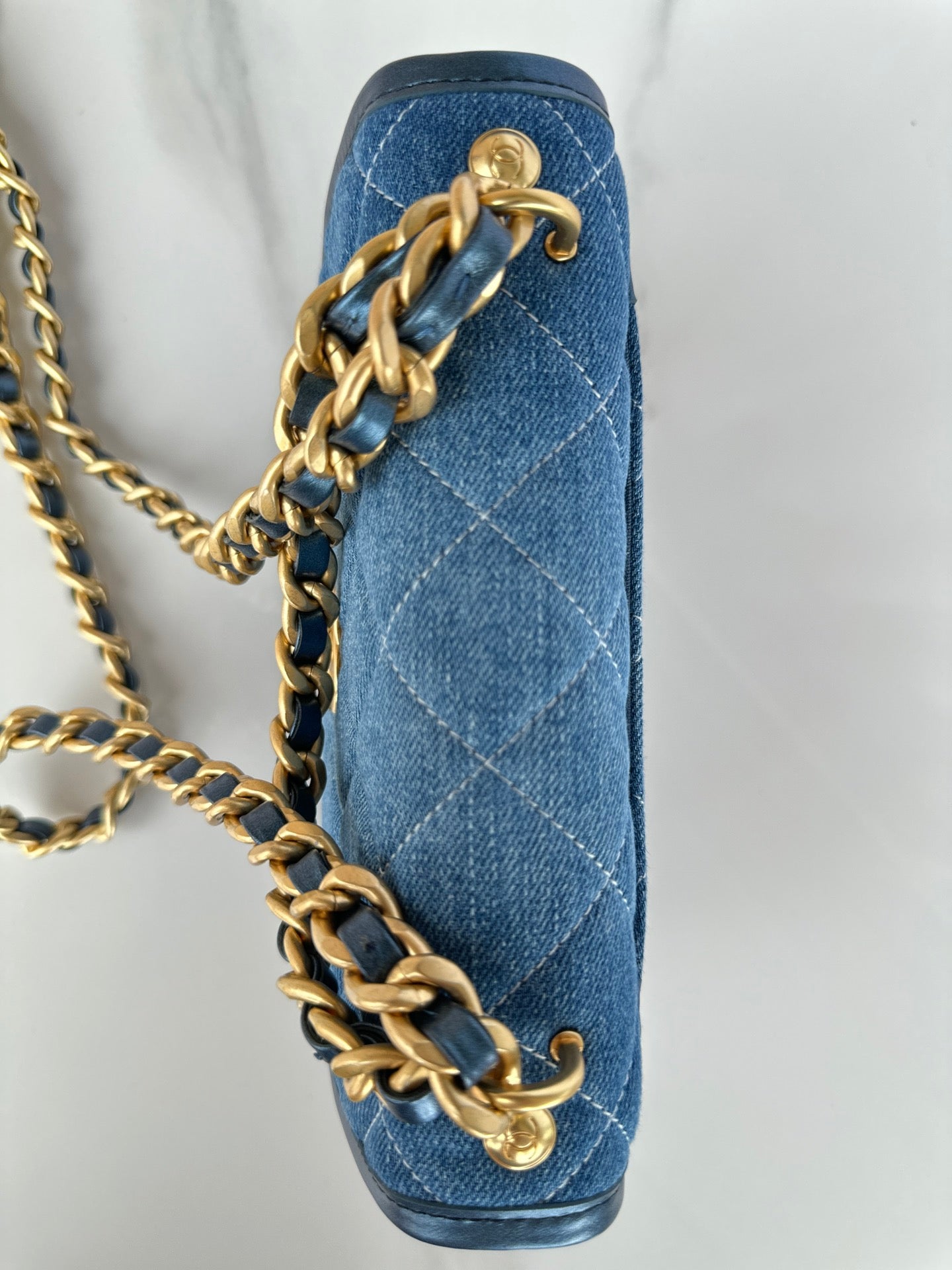 Petit sac bandoulière CC 20 en denim bleu clair et métallisé doré
