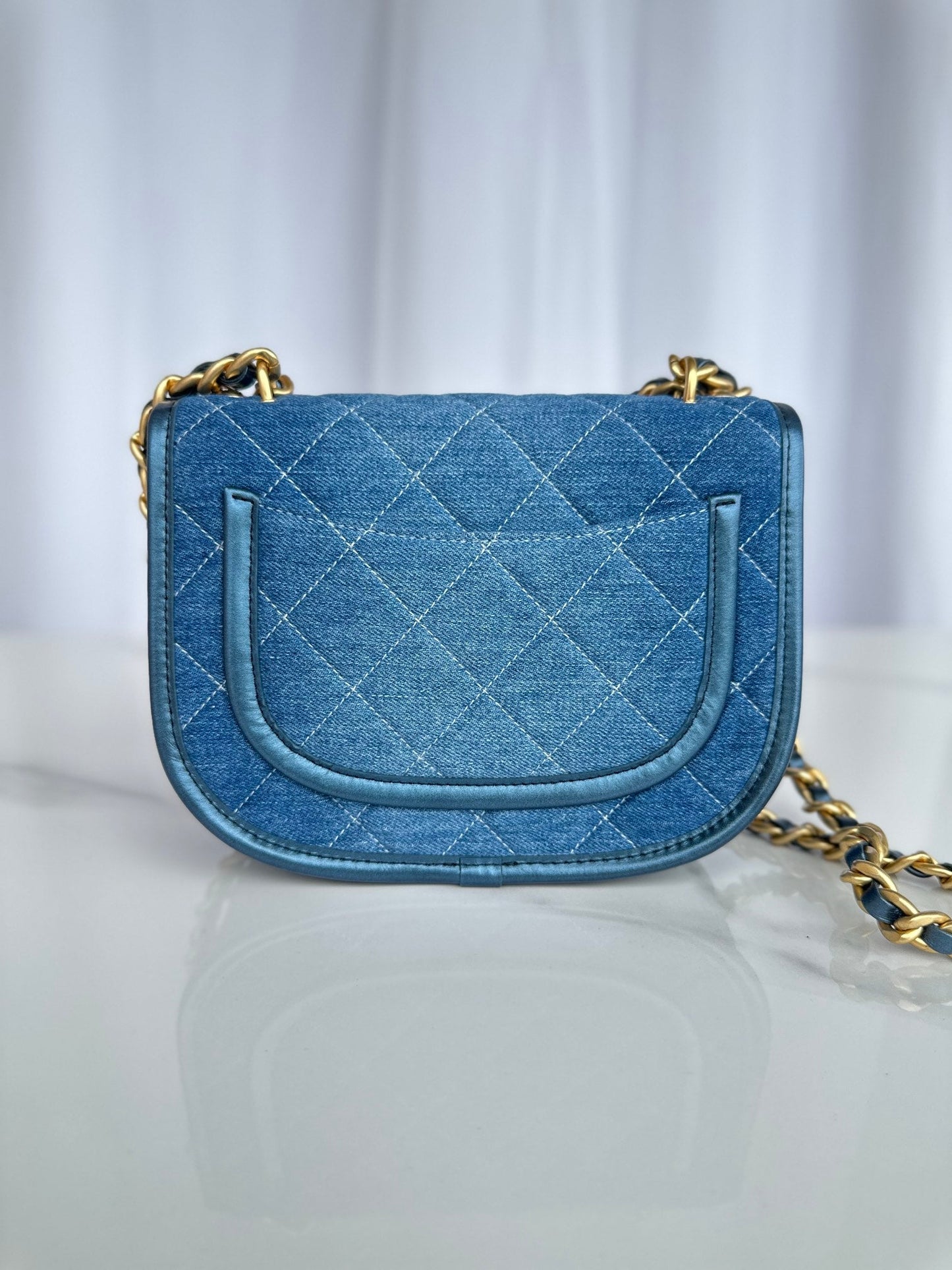 Petit sac bandoulière CC 20 en denim bleu clair et métallisé doré