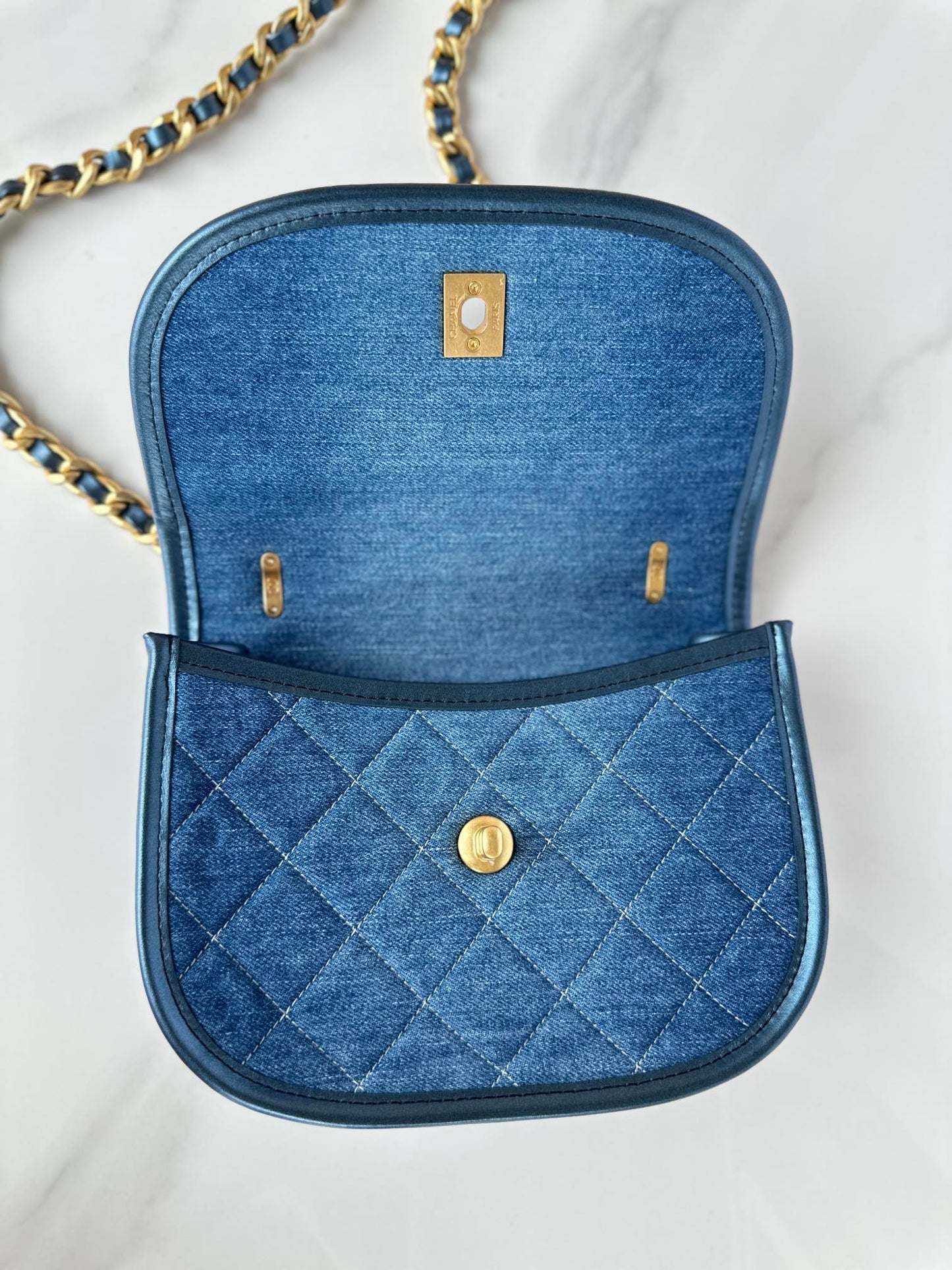 Petit sac bandoulière CC 20 en denim bleu clair et métallisé doré