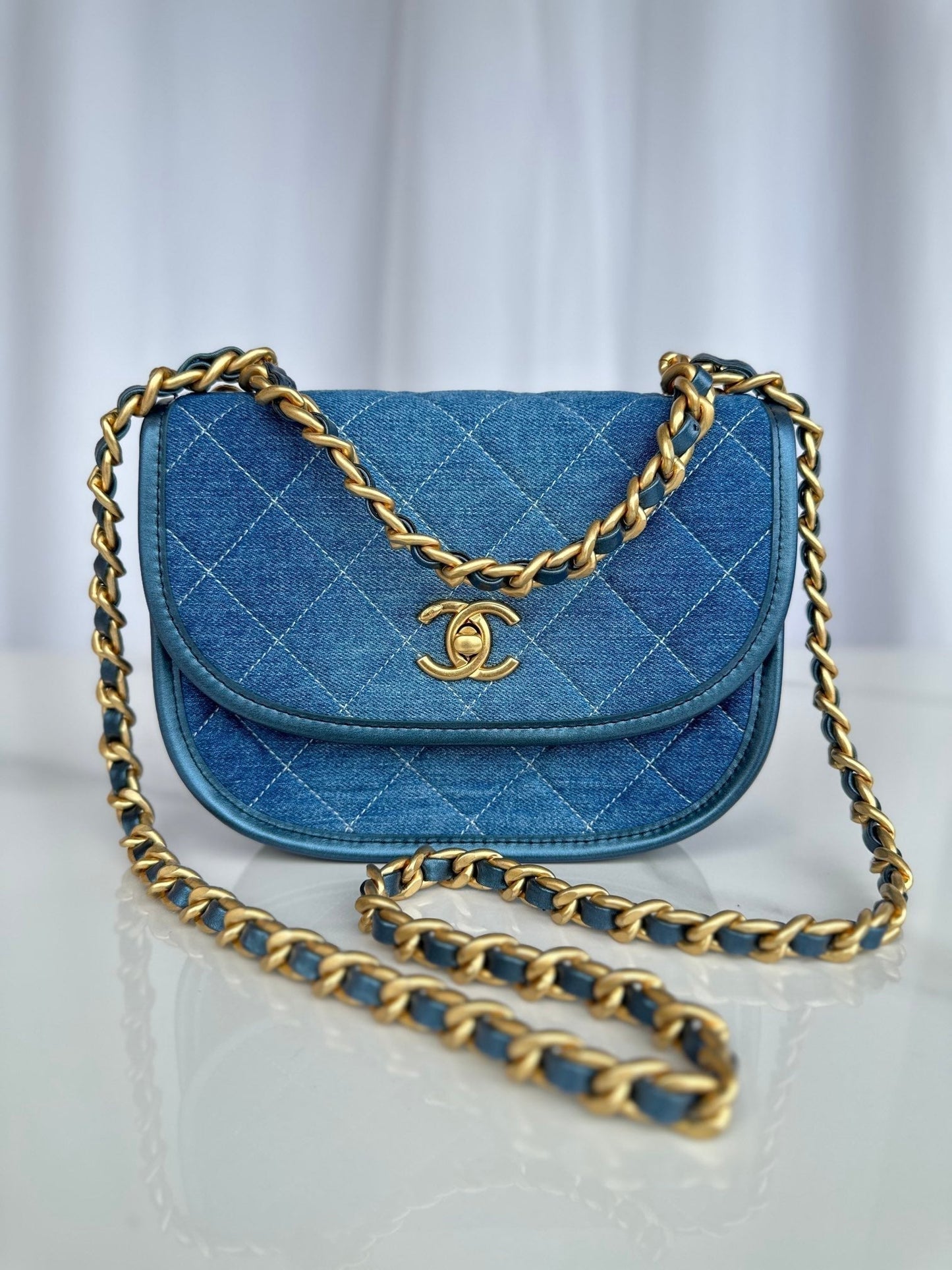 Petit sac bandoulière CC 20 en denim bleu clair et métallisé doré