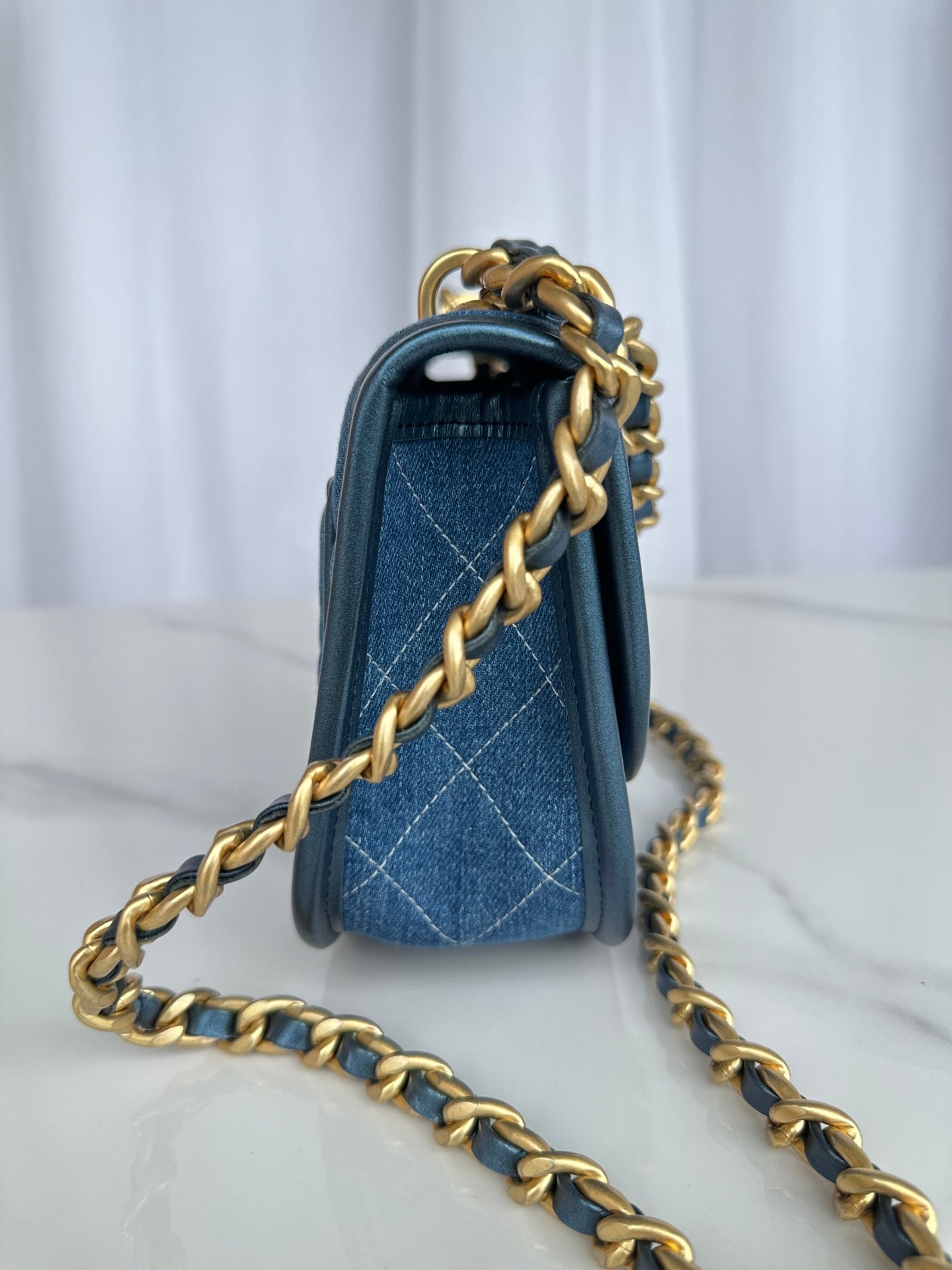 Petit sac bandoulière CC 20 en denim bleu clair et métallisé doré