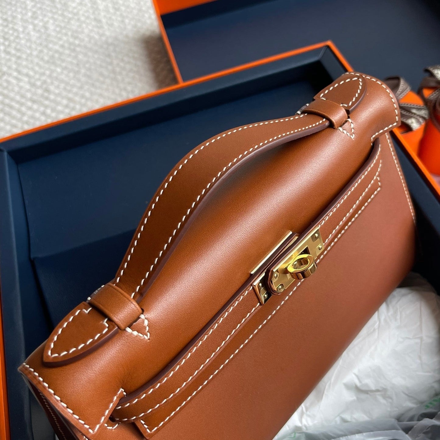 Pochette HM Kelly 22 cm marron foncé avec finitions dorées
