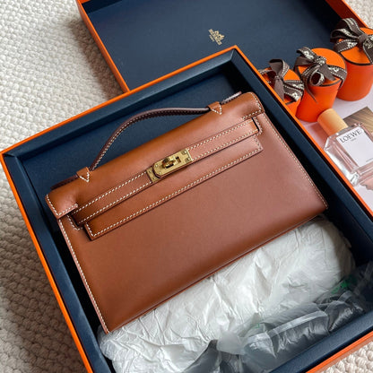 Pochette HM Kelly 22 cm marron foncé avec finitions dorées