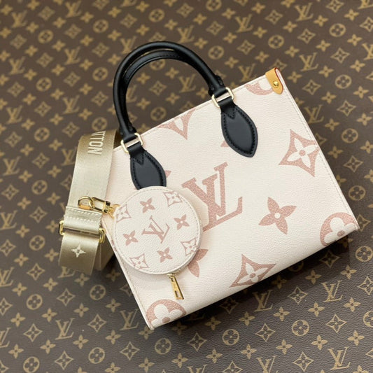 Sac à main Onthego PM 25 en cuir de veau gaufré crème avec monogramme Empreinte