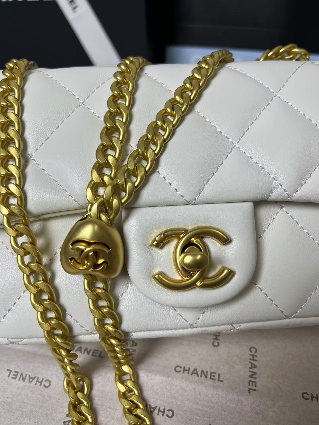 Mini rabat 25C 19 cm en cuir d'agneau blanc avec ferrures en forme de cœur doré