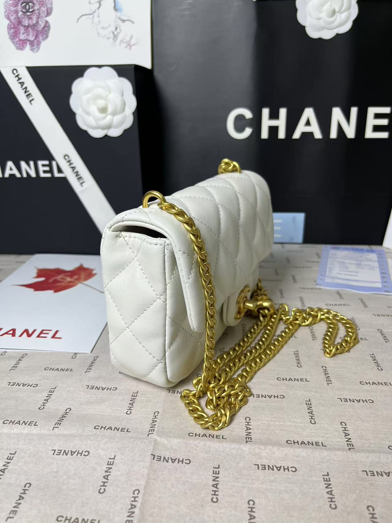 Mini rabat 25C 19 cm en cuir d'agneau blanc avec ferrures en forme de cœur doré