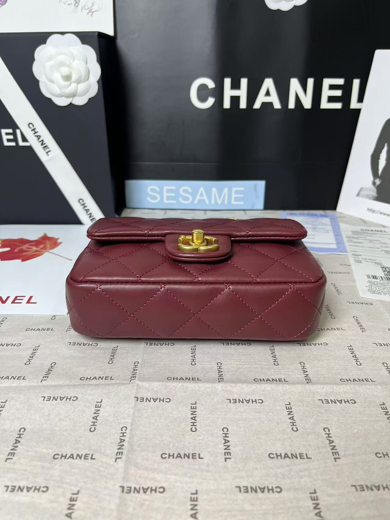 Mini rabat 25C 19 cm en cuir d'agneau bordeaux avec ferrures en forme de cœur doré