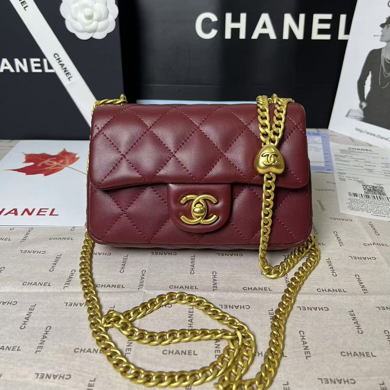 Mini rabat 25C 19 cm en cuir d'agneau bordeaux avec ferrures en forme de cœur doré