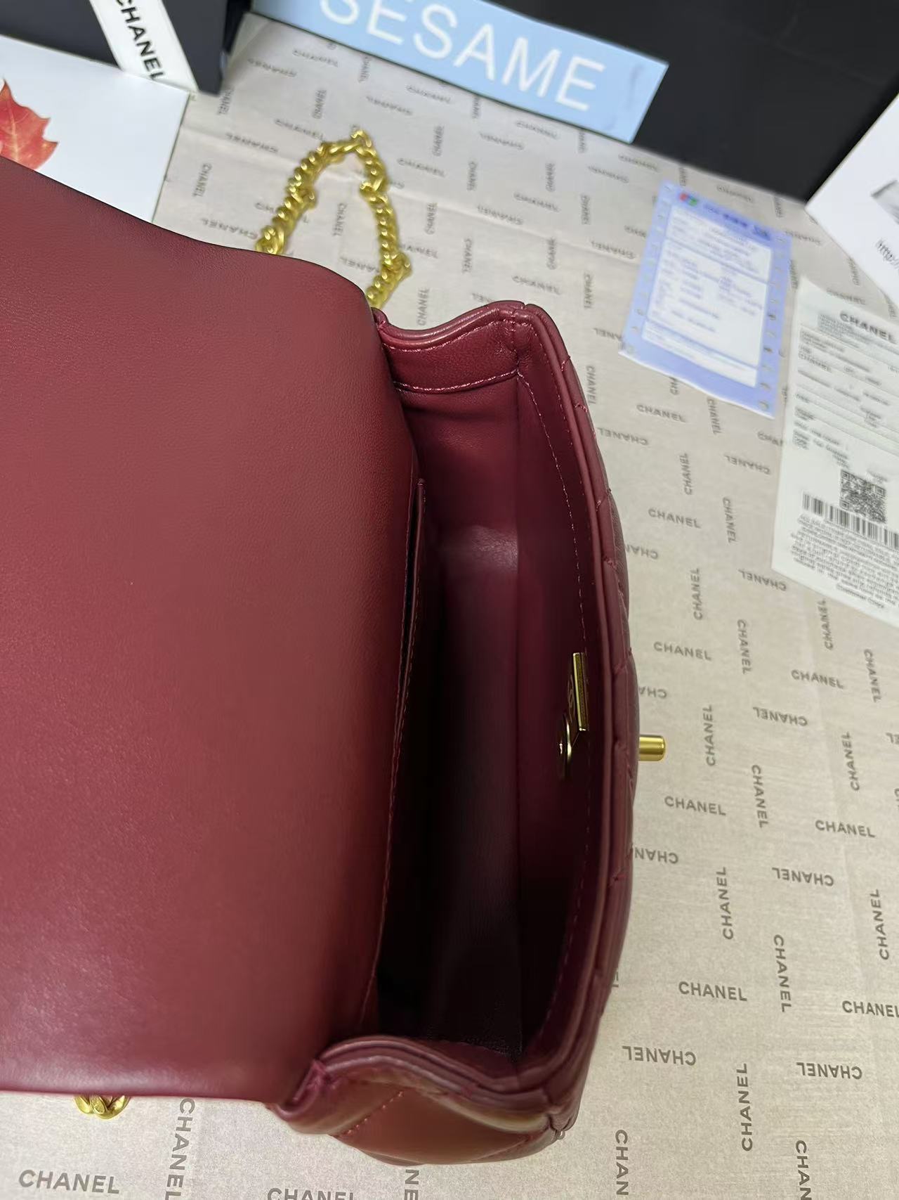 Mini rabat 25C 19 cm en cuir d'agneau bordeaux avec ferrures en forme de cœur doré