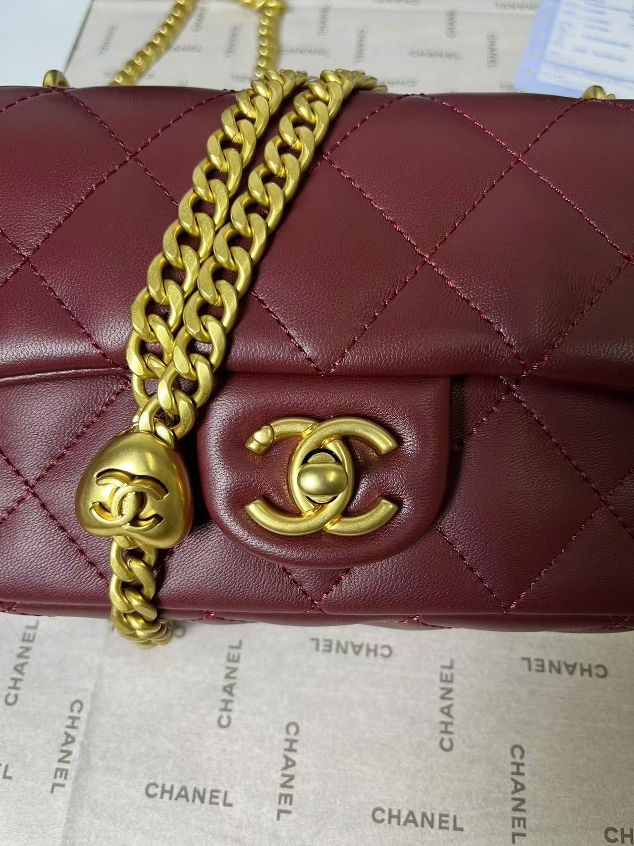 Mini rabat 25C 19 cm en cuir d'agneau bordeaux avec ferrures en forme de cœur doré