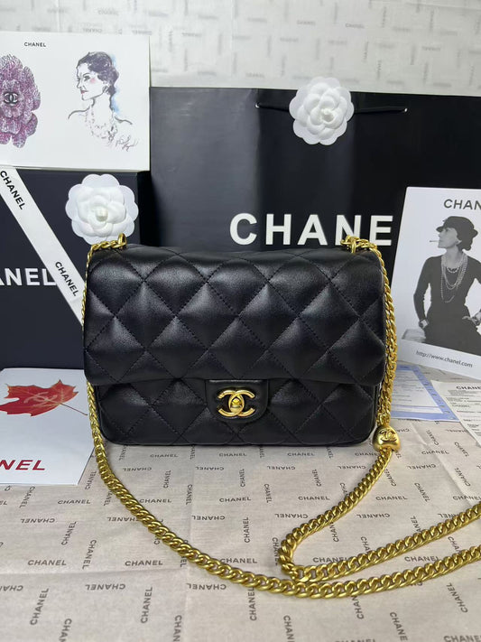 Mini rabat 25C 24 cm en cuir d'agneau noir avec ferrures en forme de cœur doré