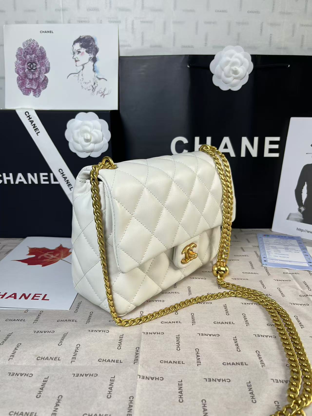 Mini rabat 25C 24 cm en cuir d'agneau blanc avec ferrures en forme de cœur doré