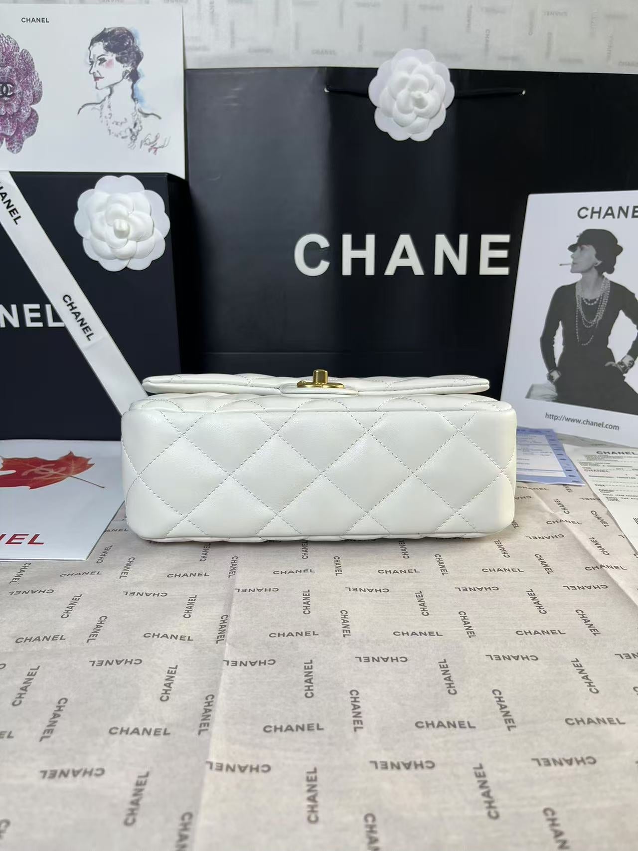 Mini rabat 25C 24 cm en cuir d'agneau blanc avec ferrures en forme de cœur doré
