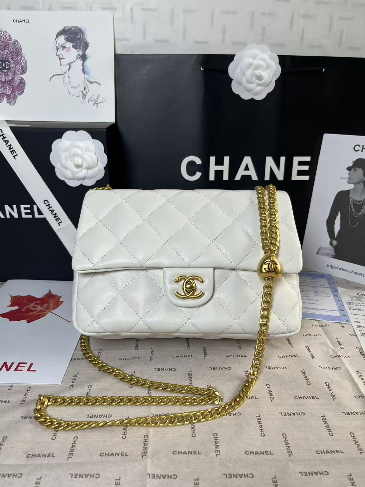 Mini rabat 25C 24 cm en cuir d'agneau blanc avec ferrures en forme de cœur doré
