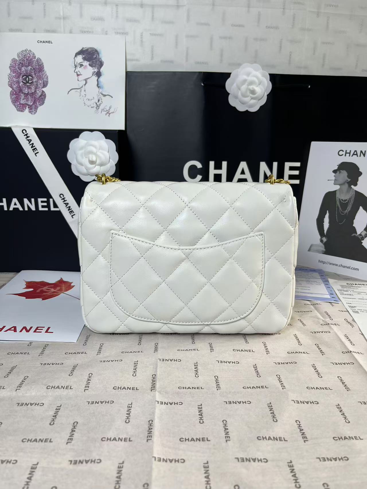 Mini rabat 25C 24 cm en cuir d'agneau blanc avec ferrures en forme de cœur doré