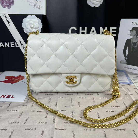 Mini rabat 25C 24 cm en cuir d'agneau blanc avec ferrures en forme de cœur doré