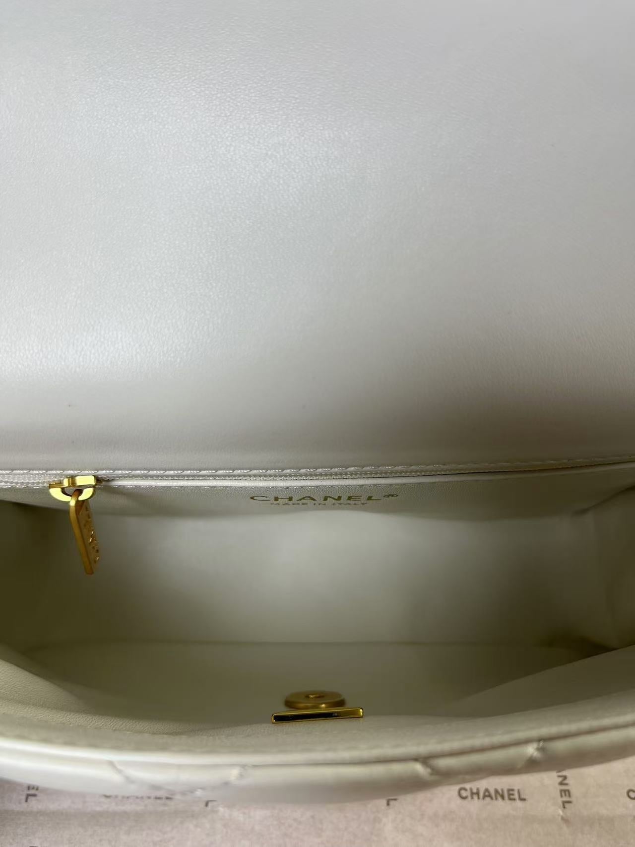 Mini rabat 25C 24 cm en cuir d'agneau blanc avec ferrures en forme de cœur doré