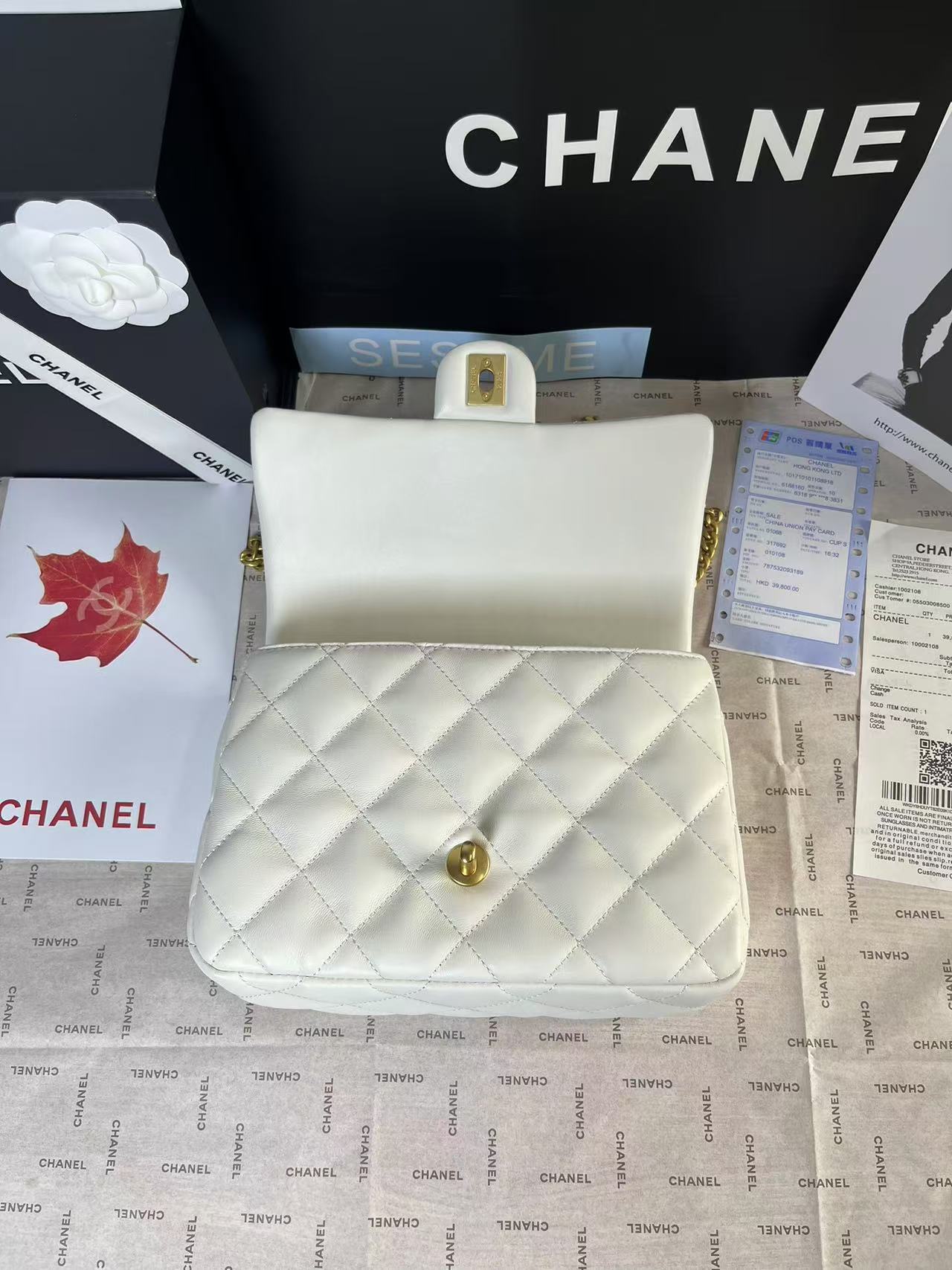 Mini rabat 25C 24 cm en cuir d'agneau blanc avec ferrures en forme de cœur doré