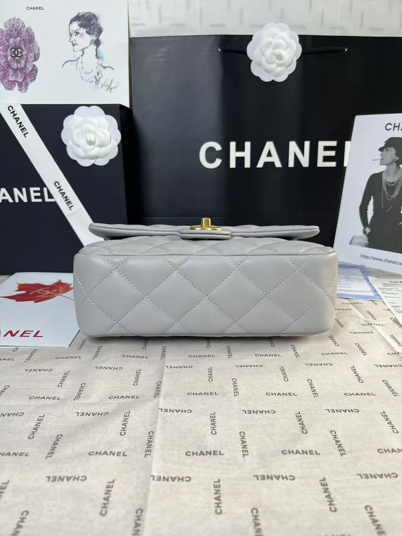 Mini rabat 25C 24 cm en cuir d'agneau gris avec ferrures en forme de cœur doré