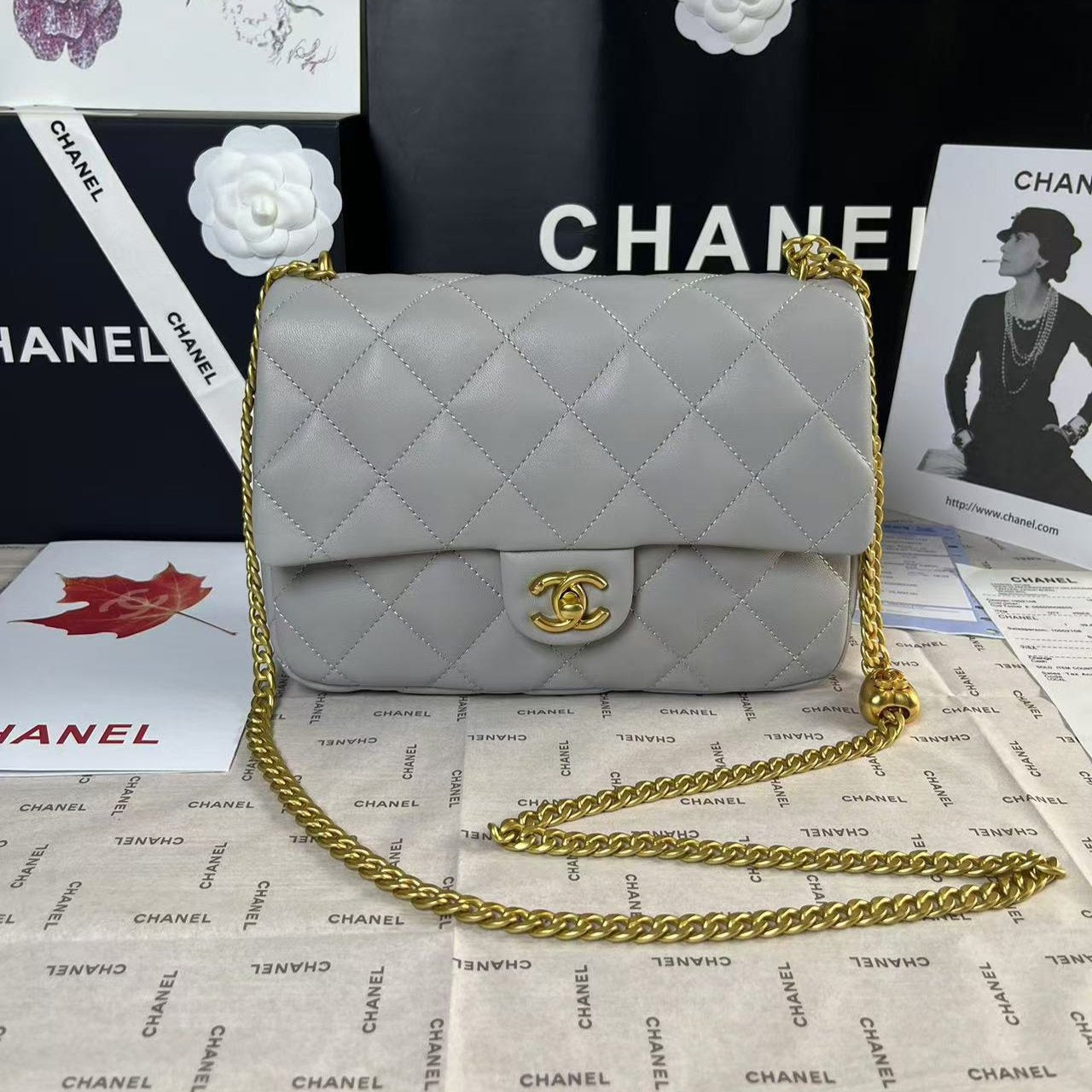 Mini rabat 25C 24 cm en cuir d'agneau gris avec ferrures en forme de cœur doré