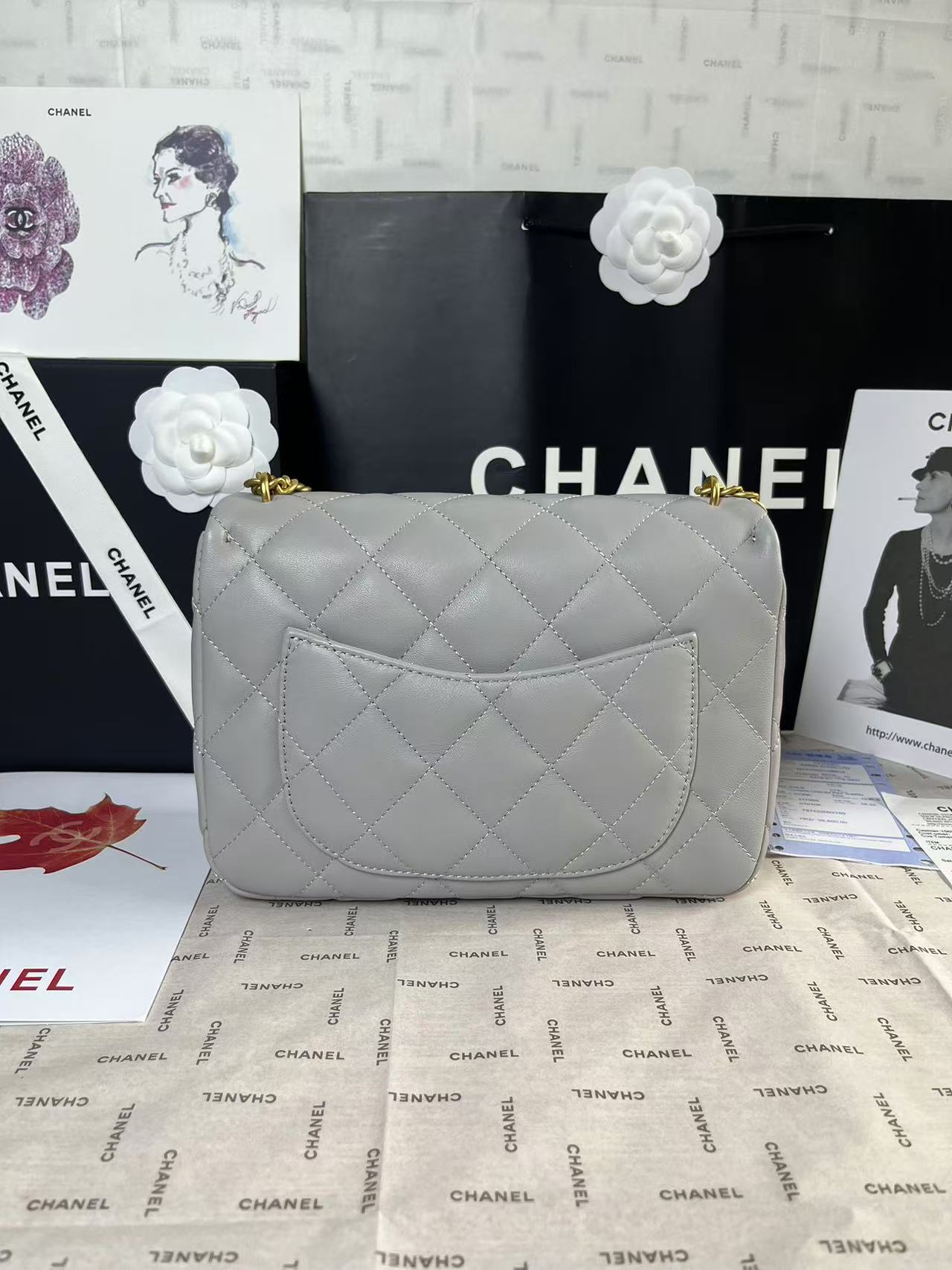 Mini rabat 25C 24 cm en cuir d'agneau gris avec ferrures en forme de cœur doré