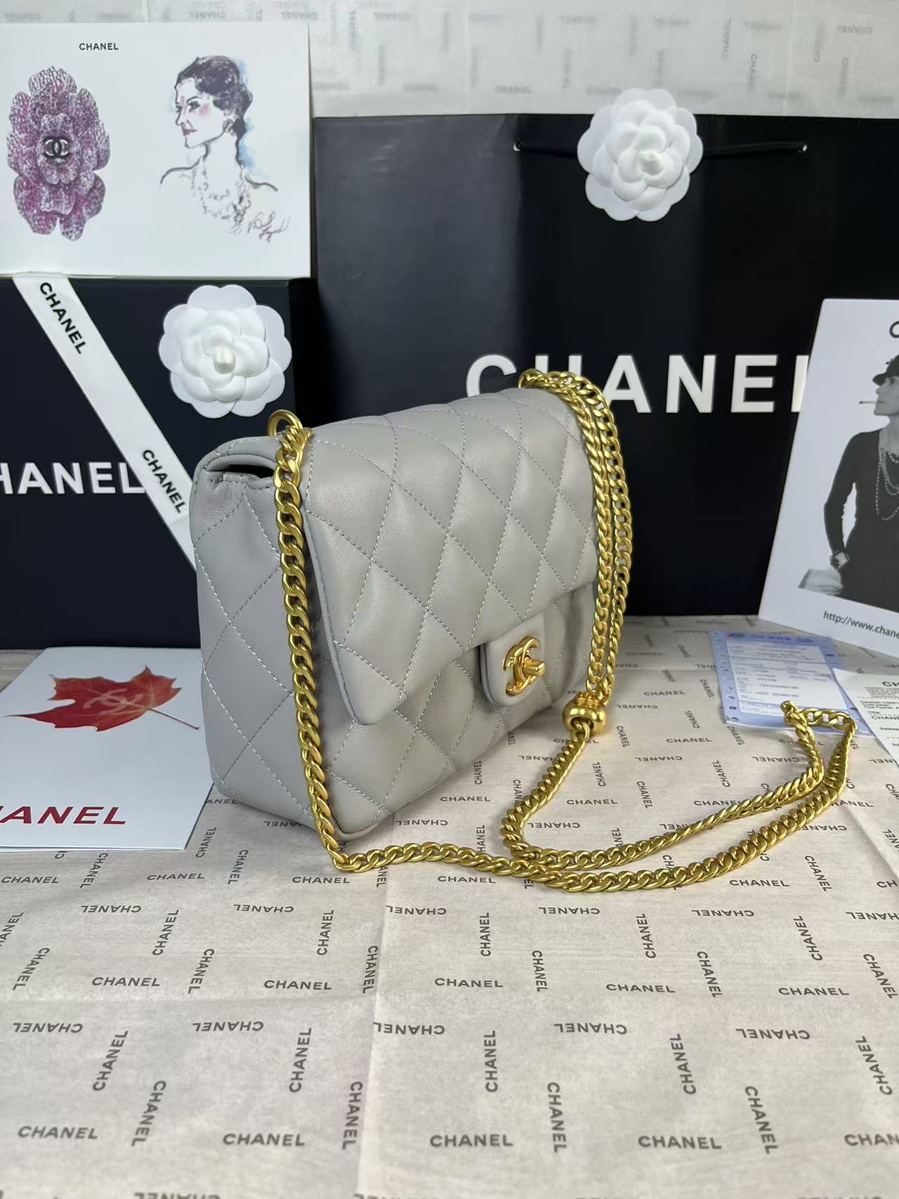 Mini rabat 25C 24 cm en cuir d'agneau gris avec ferrures en forme de cœur doré