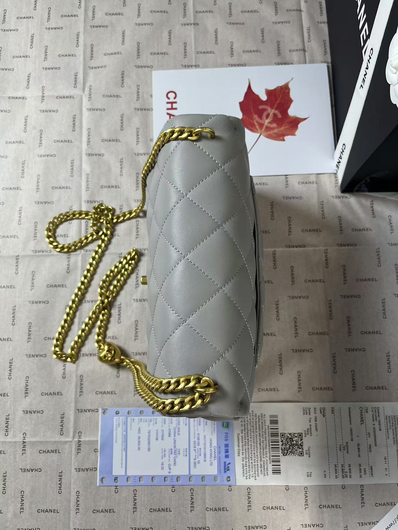 Mini rabat 25C 24 cm en cuir d'agneau gris avec ferrures en forme de cœur doré