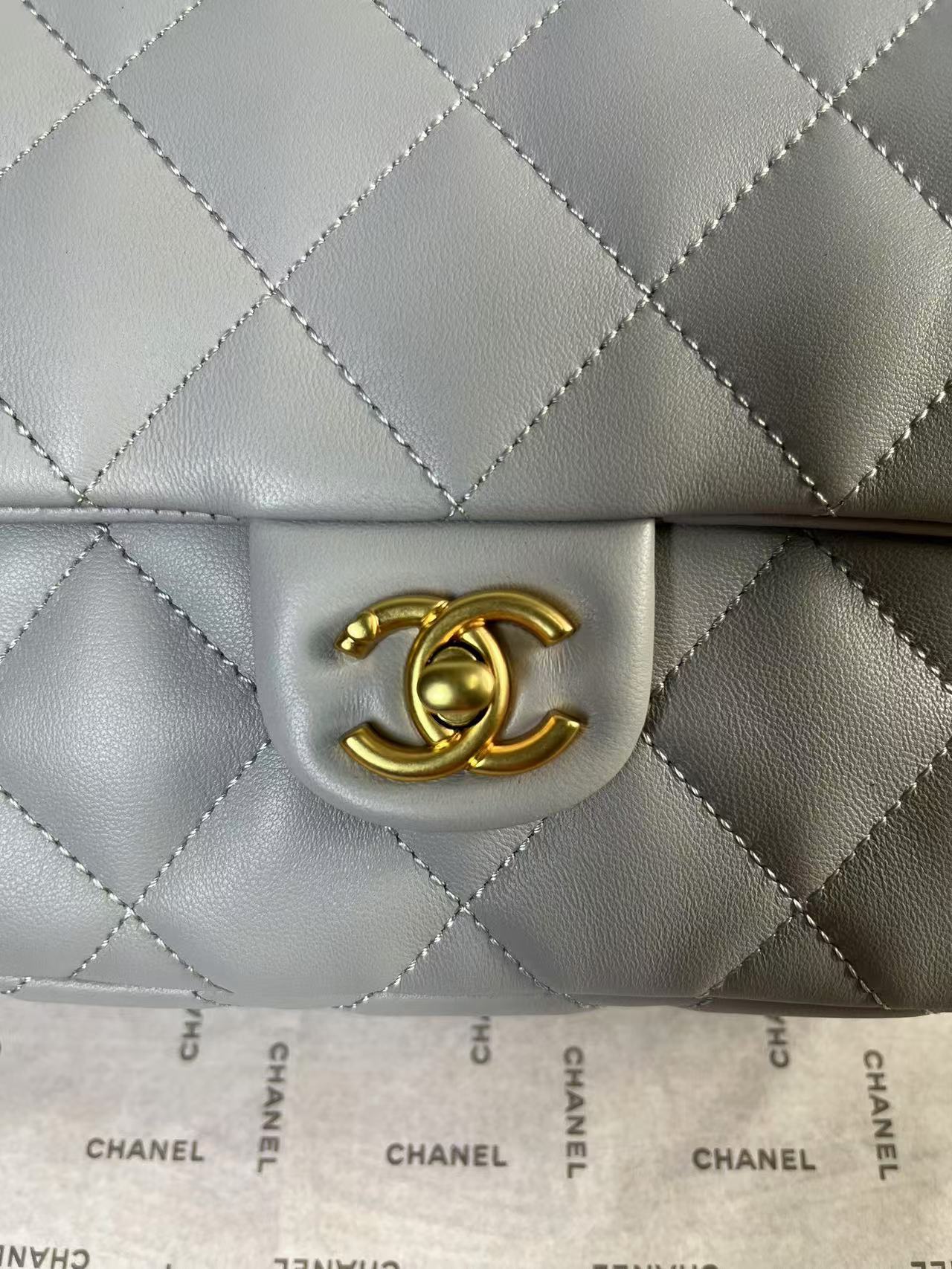 Mini rabat 25C 24 cm en cuir d'agneau gris avec ferrures en forme de cœur doré