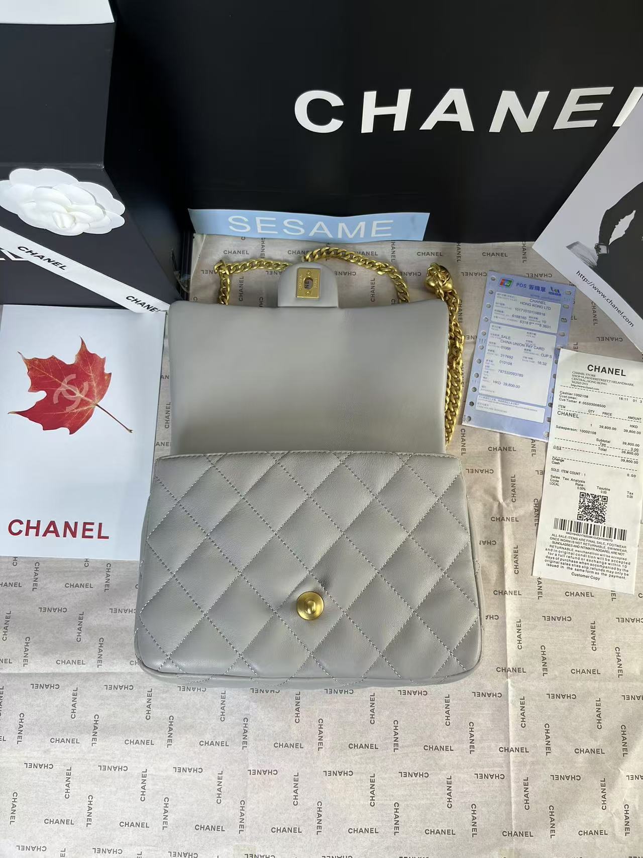 Mini rabat 25C 24 cm en cuir d'agneau gris avec ferrures en forme de cœur doré