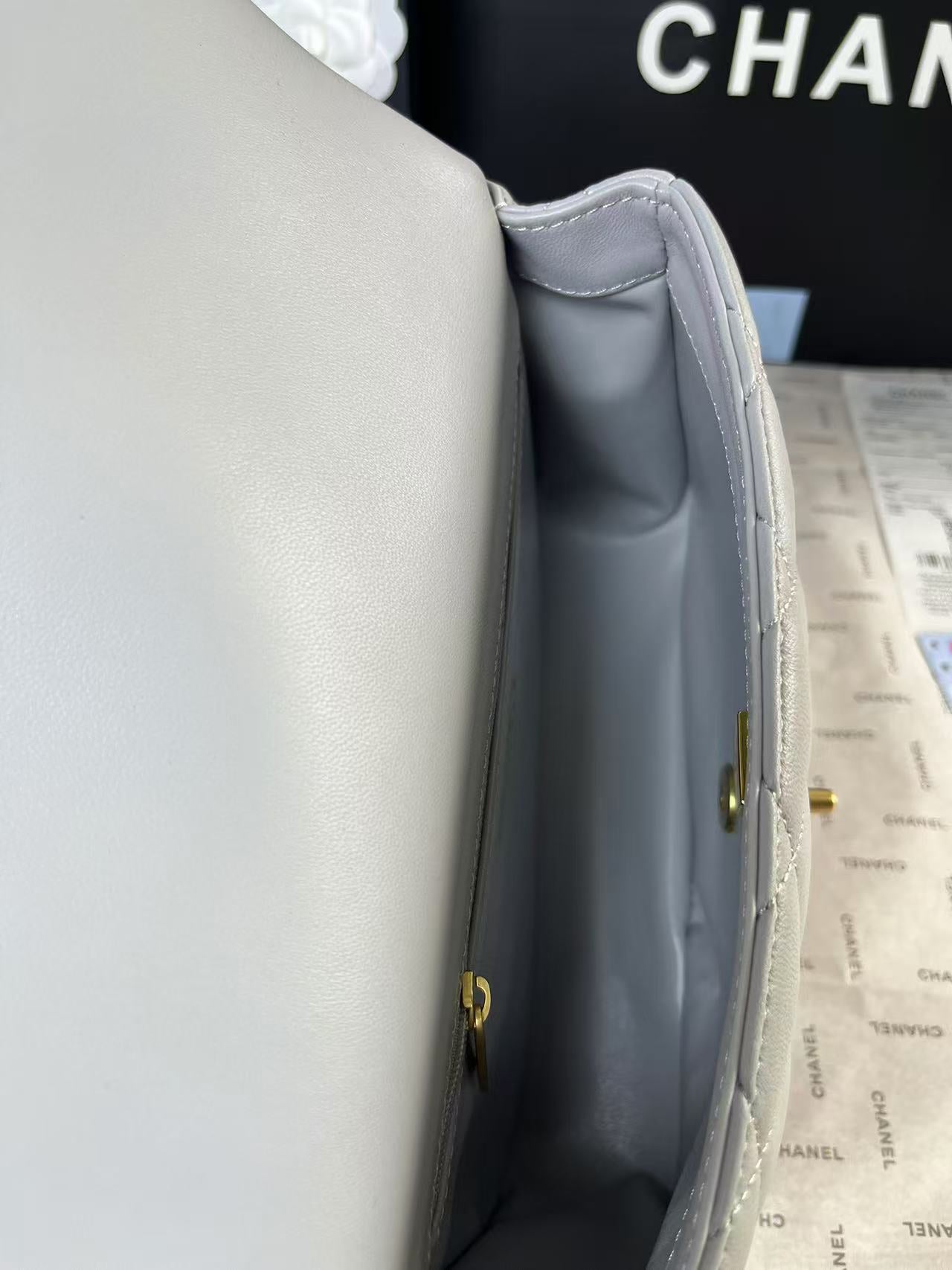 Mini rabat 25C 24 cm en cuir d'agneau gris avec ferrures en forme de cœur doré