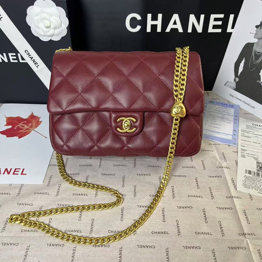 Mini rabat 25C 24 cm en cuir d'agneau bordeaux avec ferrures en forme de cœur doré