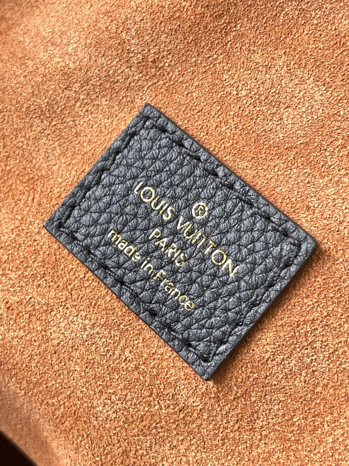 CABAS 47 LOW KEY EN CUIR DE VEAU GRAINÉ NOIR BOUCLE OR