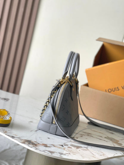 ALMA BB 23 EN CUIR DE VEAU MONOGRAMME TRIANON, ACIER DORÉ
