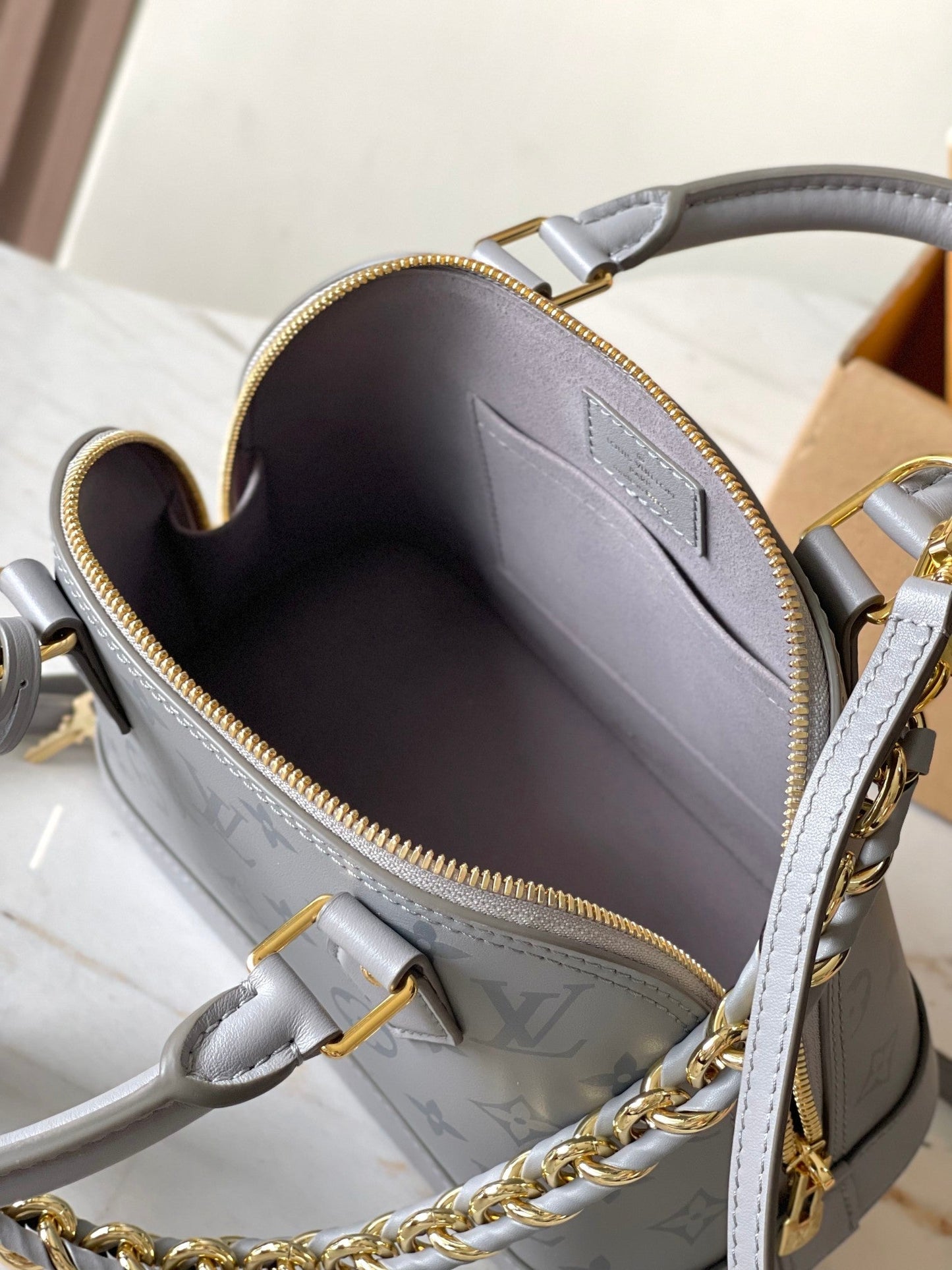 ALMA BB 23 EN CUIR DE VEAU MONOGRAMME TRIANON, ACIER DORÉ