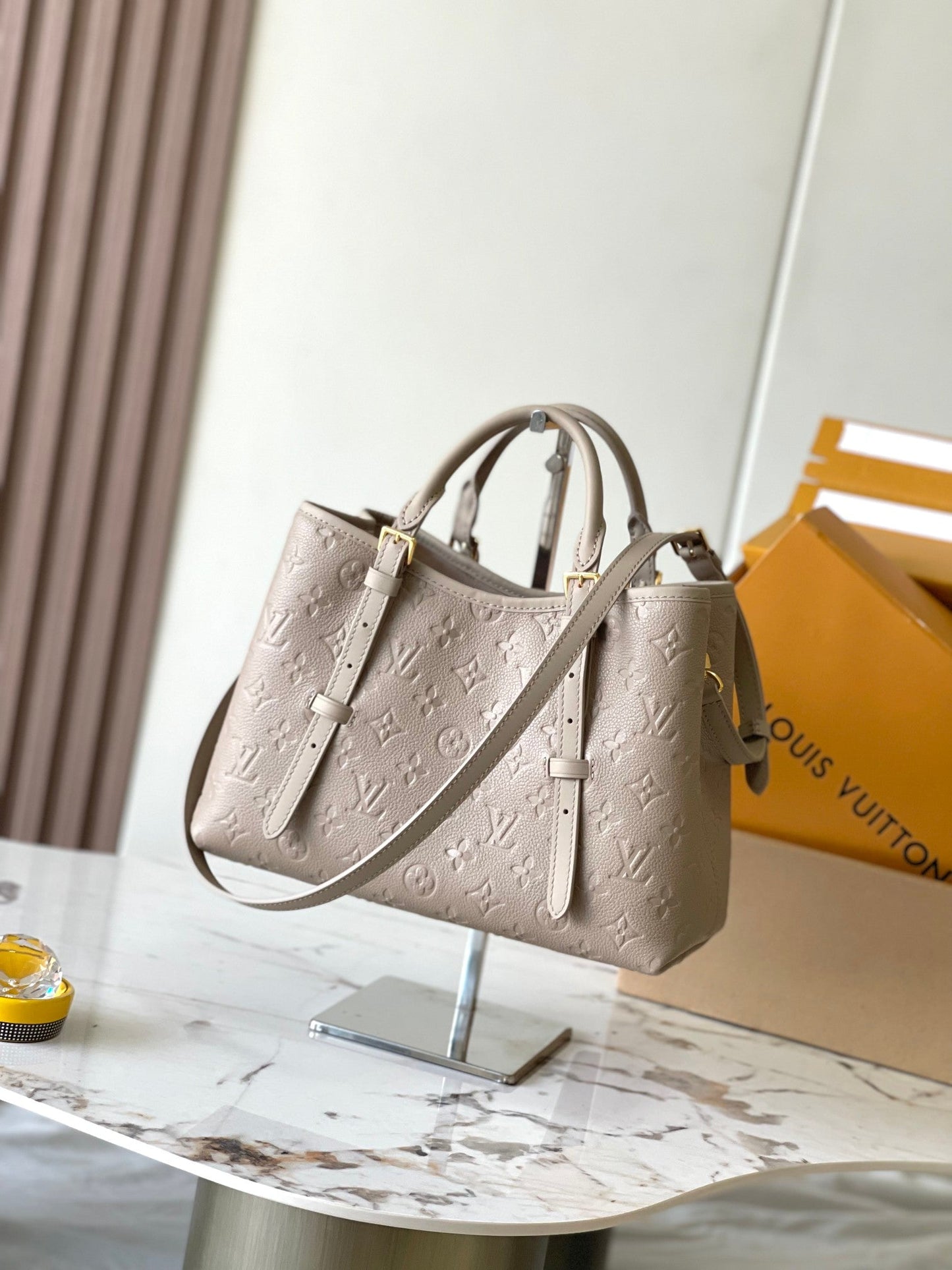 SAC BABYLONE 31 EN CUIR MONOGRAMME TOURTERELLE EMPREINTE