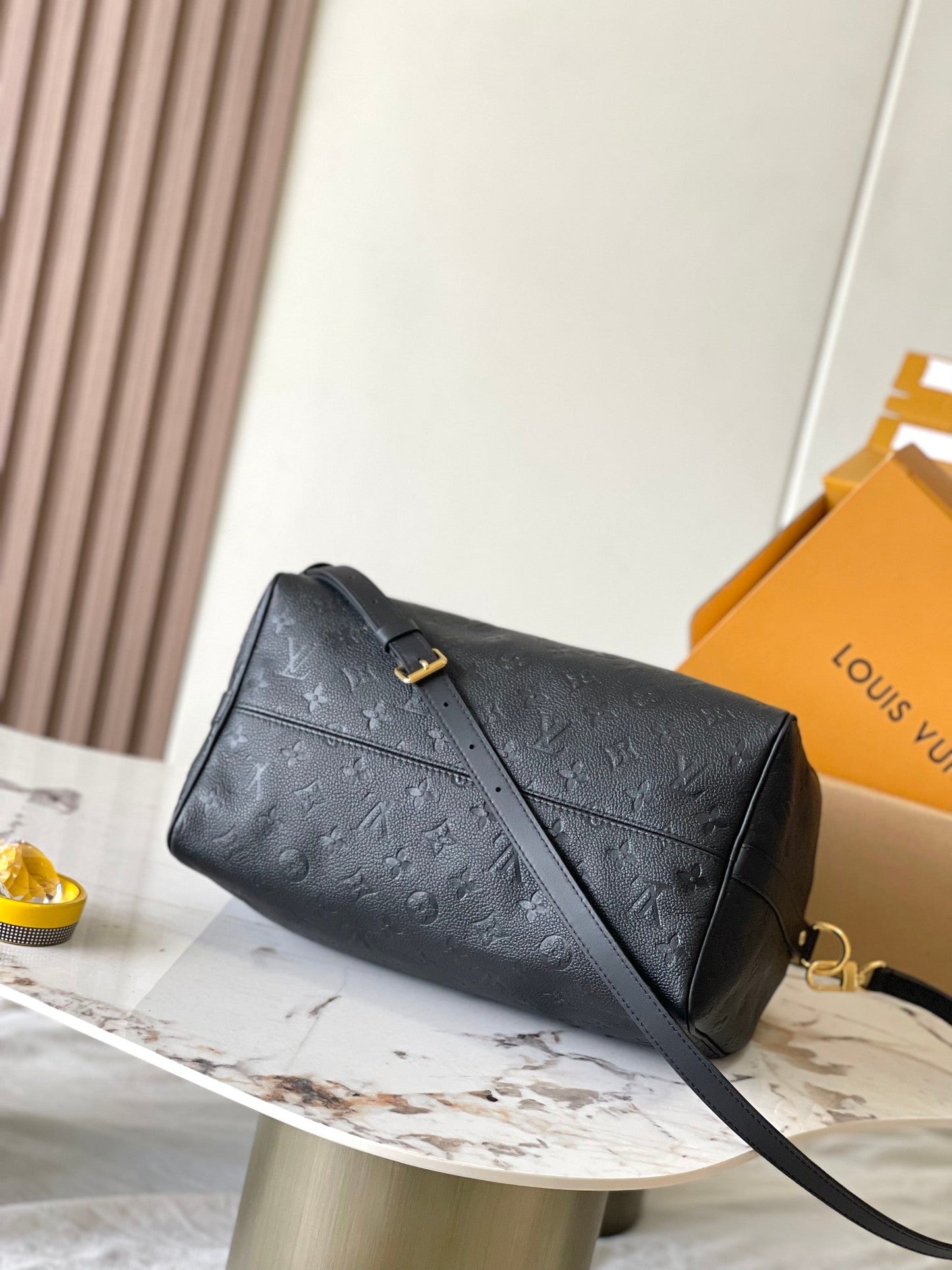 SPEEDY SOFT 30 EN CUIR EMPREINTE MONOGRAMME NOIR