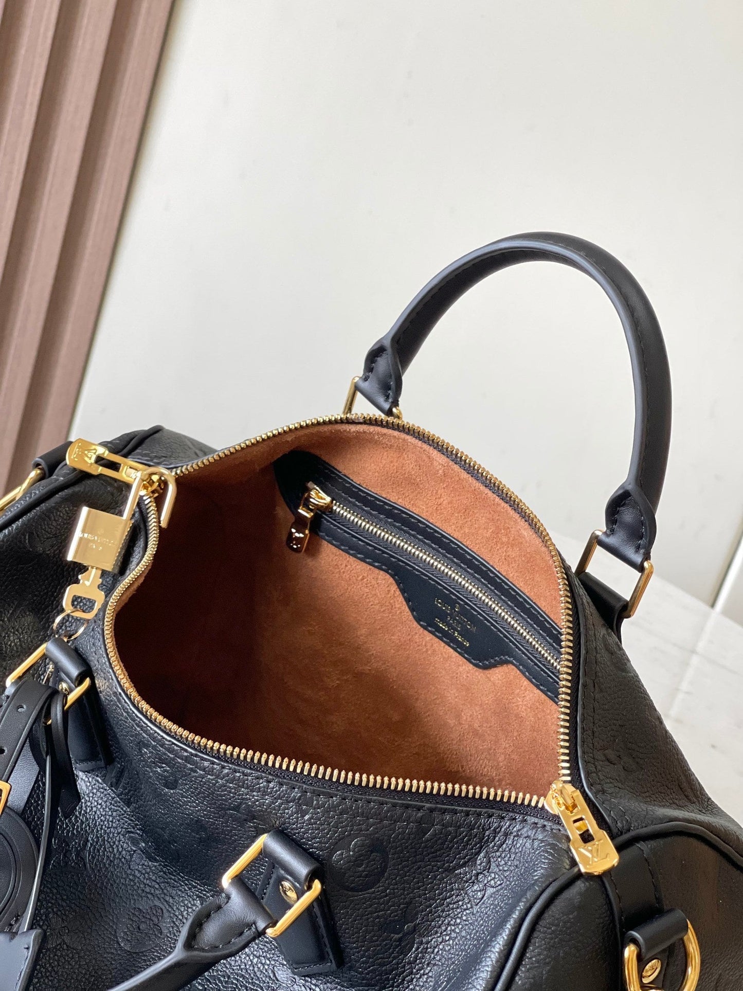 SPEEDY SOFT 30 EN CUIR EMPREINTE MONOGRAMME NOIR