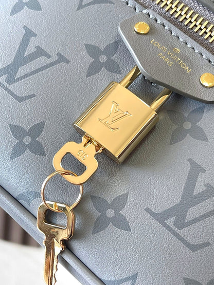 POCHETTE CHAÎNE VANITY 19 EN CUIR DE VEAU MONOGRAMME TRIANON BOUCLE DORÉE