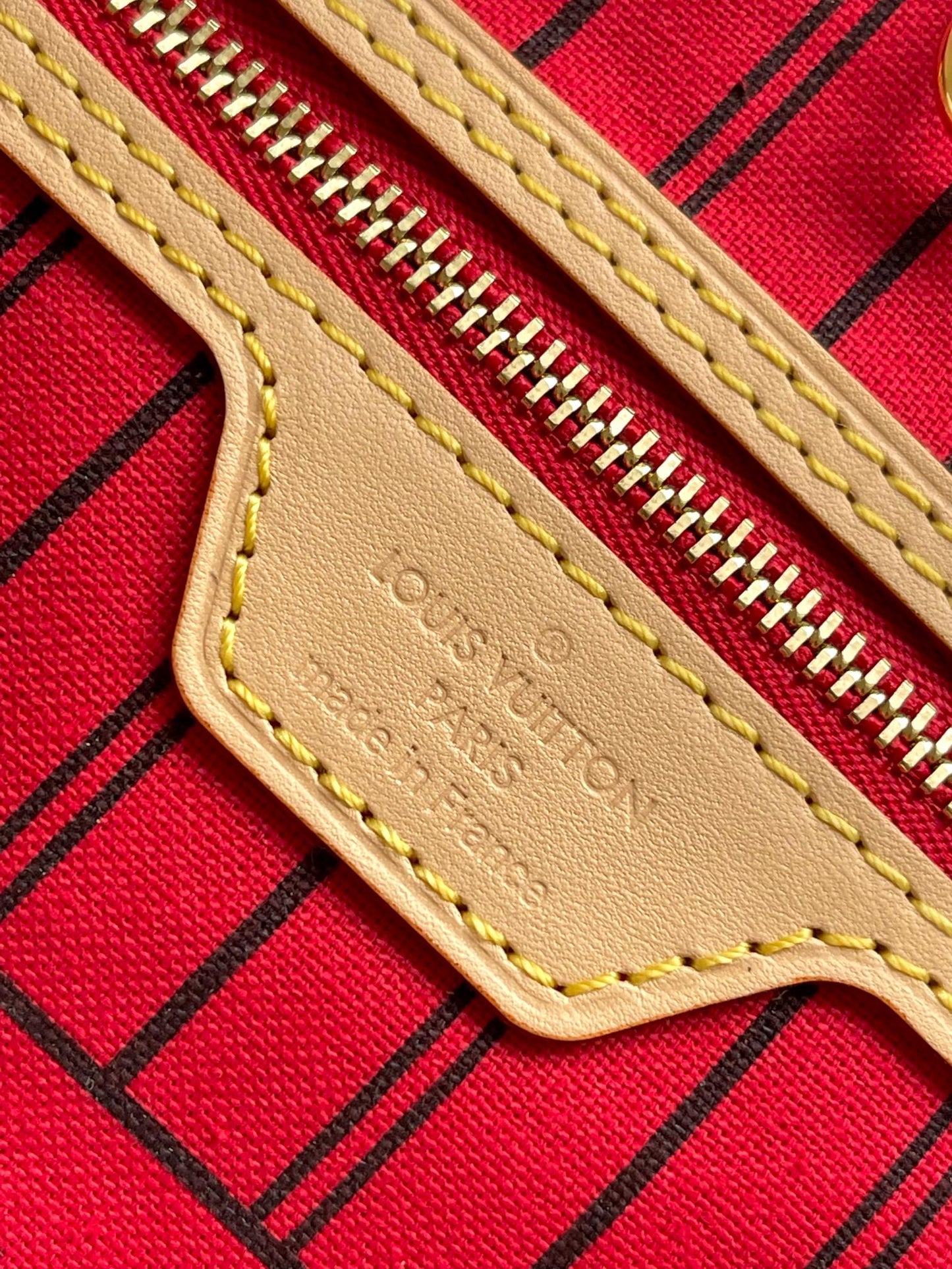 Réversible Neverfull MM 31 à l'envers avec poignée rouge 