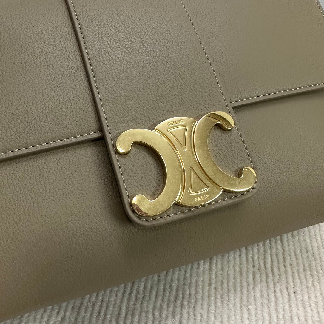 SAC VICTOIRE MOYEN 25 EN CUIR DE VEAU SOUPLE MARRON OMBRE, QUINCAILLERIE DORÉE