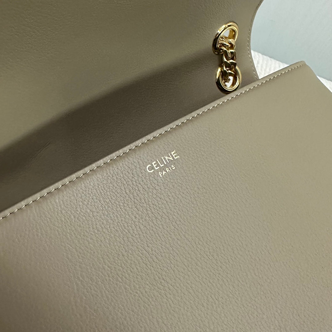 SAC VICTOIRE MOYEN 25 EN CUIR DE VEAU SOUPLE MARRON OMBRE, QUINCAILLERIE DORÉE