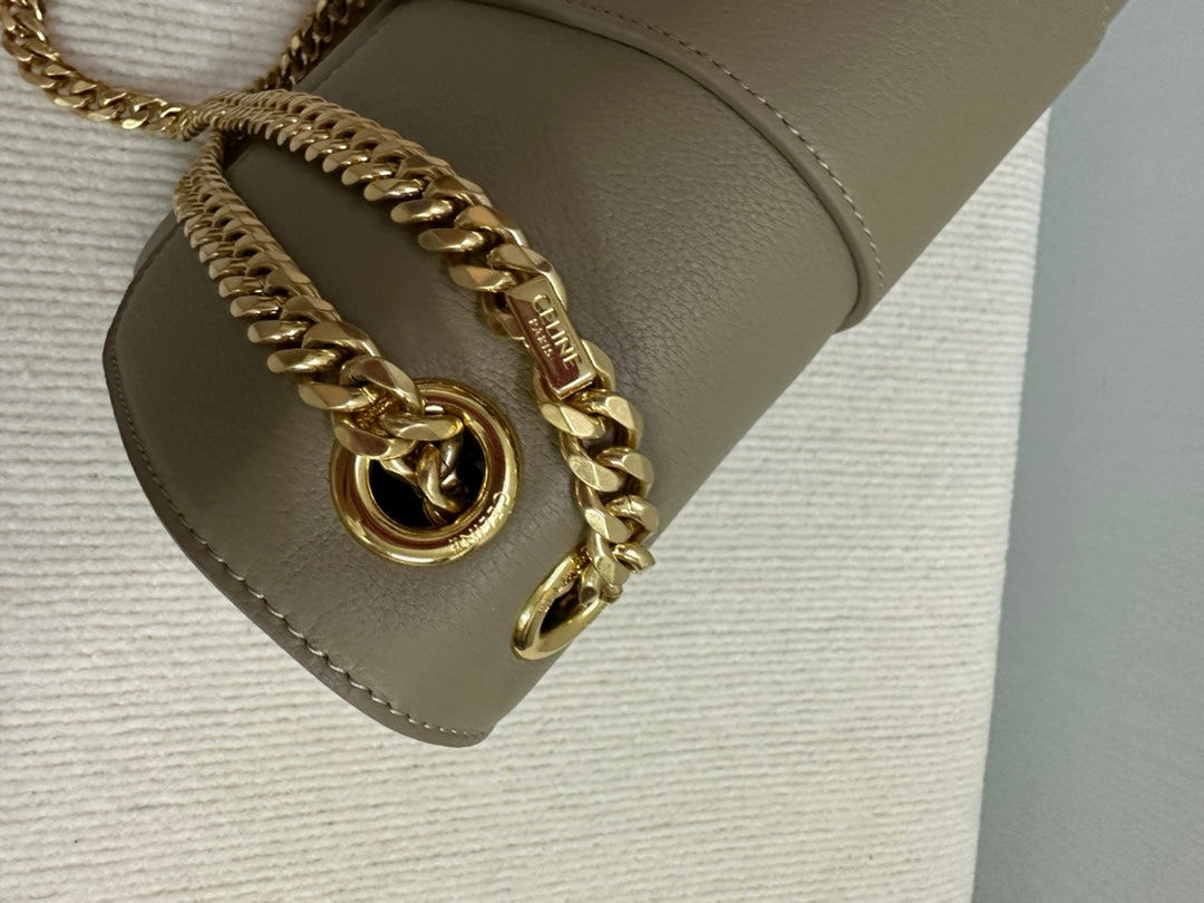 SAC VICTOIRE MOYEN 25 EN CUIR DE VEAU SOUPLE MARRON OMBRE, QUINCAILLERIE DORÉE