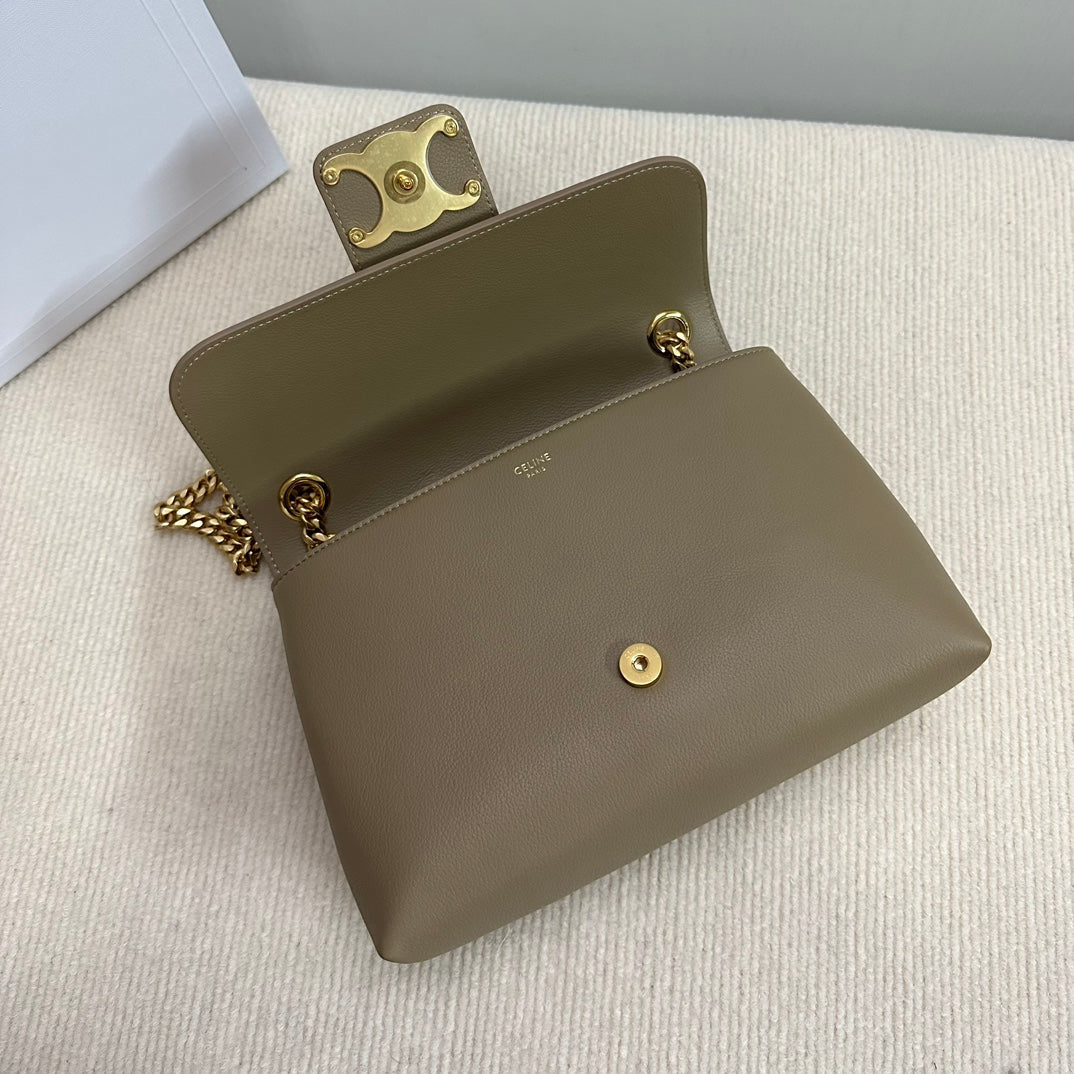 SAC VICTOIRE MOYEN 25 EN CUIR DE VEAU SOUPLE MARRON OMBRE, QUINCAILLERIE DORÉE
