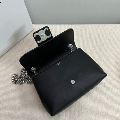SAC VICTOIRE MOYEN 25 EN CUIR DE VEAU SOUPLE NOIR, QUINCAILLERIE ARGENTÉE