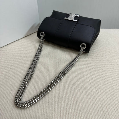 SAC VICTOIRE MOYEN 25 EN CUIR DE VEAU SOUPLE NOIR, QUINCAILLERIE ARGENTÉE