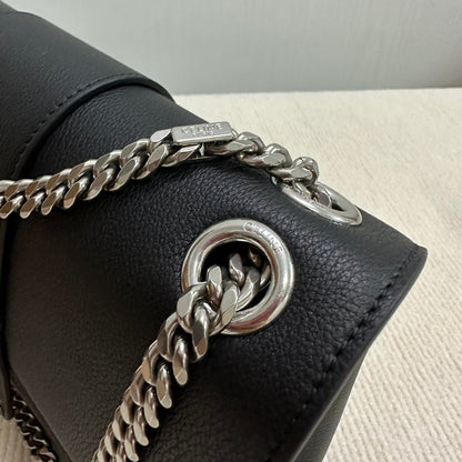SAC VICTOIRE MOYEN 25 EN CUIR DE VEAU SOUPLE NOIR, QUINCAILLERIE ARGENTÉE