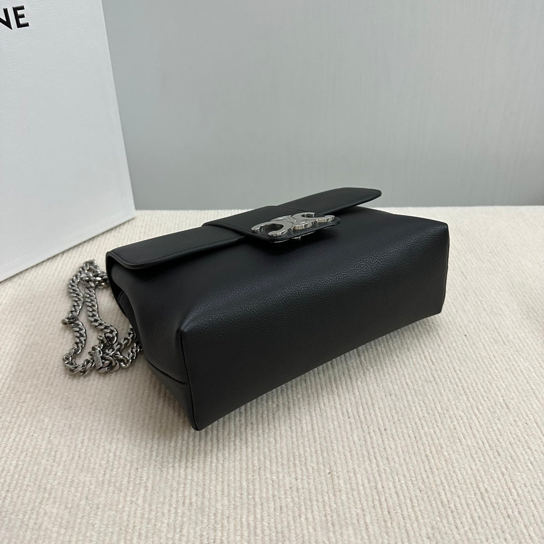 SAC VICTOIRE MOYEN 25 EN CUIR DE VEAU SOUPLE NOIR, QUINCAILLERIE ARGENTÉE
