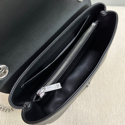 SAC VICTOIRE MOYEN 25 EN CUIR DE VEAU SOUPLE NOIR, QUINCAILLERIE ARGENTÉE