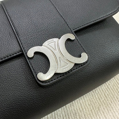 SAC VICTOIRE MOYEN 25 EN CUIR DE VEAU SOUPLE NOIR, QUINCAILLERIE ARGENTÉE