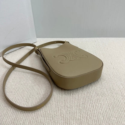 Pochette pour téléphone portable Heloise 19 en cuir de veau souple marron ane